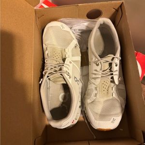 Women’s Size 8.5 Onclouds